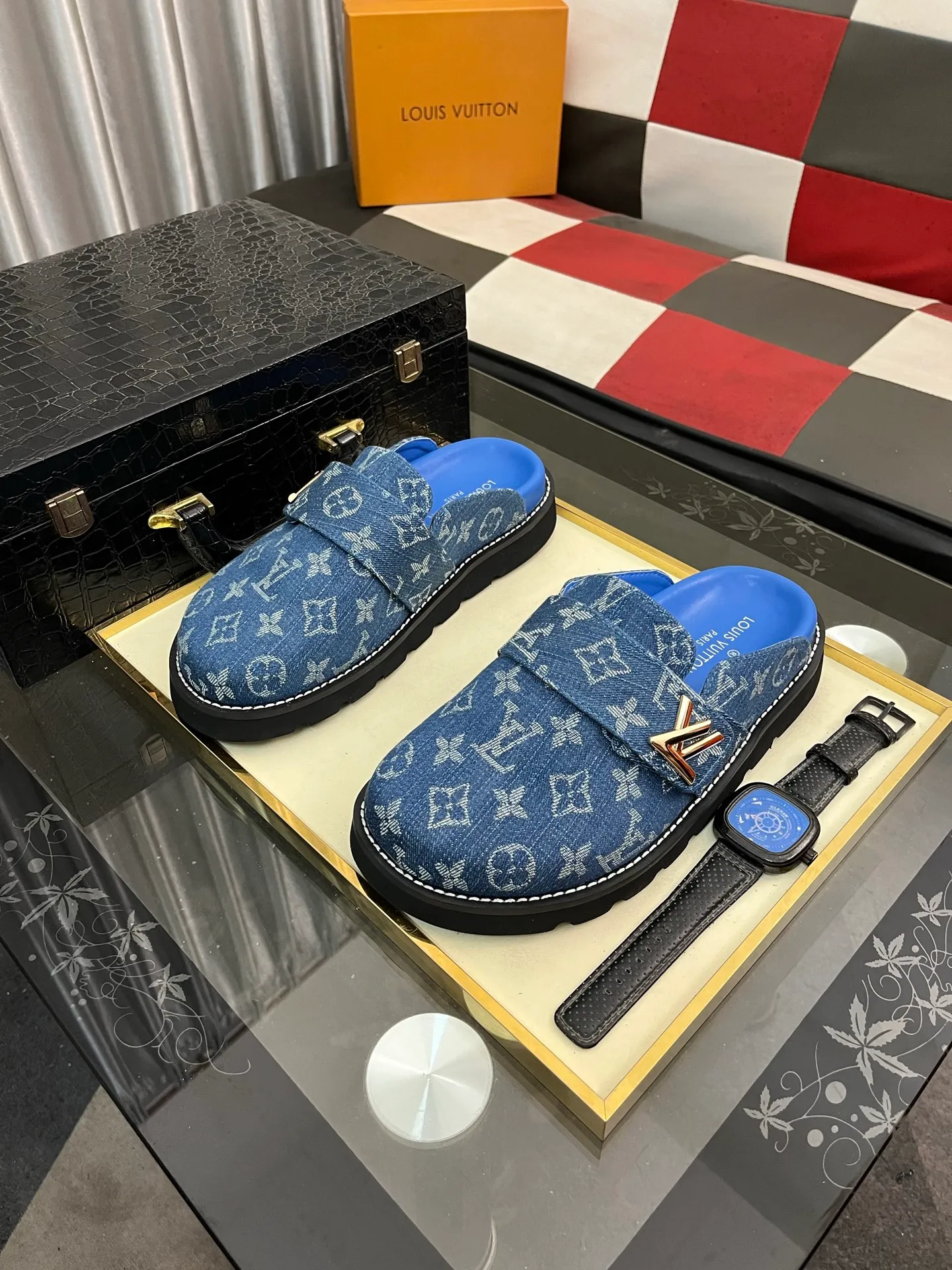 Men's men's shoes 💰420⌚️⌚️lv new Baotou half-slippers winterbreak comfert flat slippers lv letter and monogram floral embellished leather pattern, with sheepskin lining, suitable for indoor and outdoor wear. The water table is made of high-density foam material, which is light and comfortable. The sole has a certain thickness and the anti-aging effect is also good! Premium size: 38-444️⃣Colors available